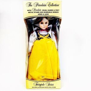 VTG ‘83 Playtown Snow White Porcelain Doll in Box
